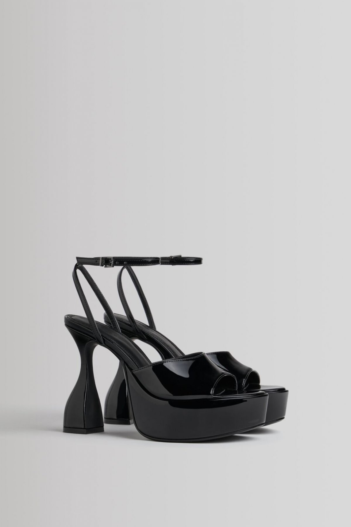 Bershka Siyah Heykelsi Yüksek Topuklu Platform Sandalet Bershka Siyah Heykelsi Yüksek Topuklu Platform Sandalet