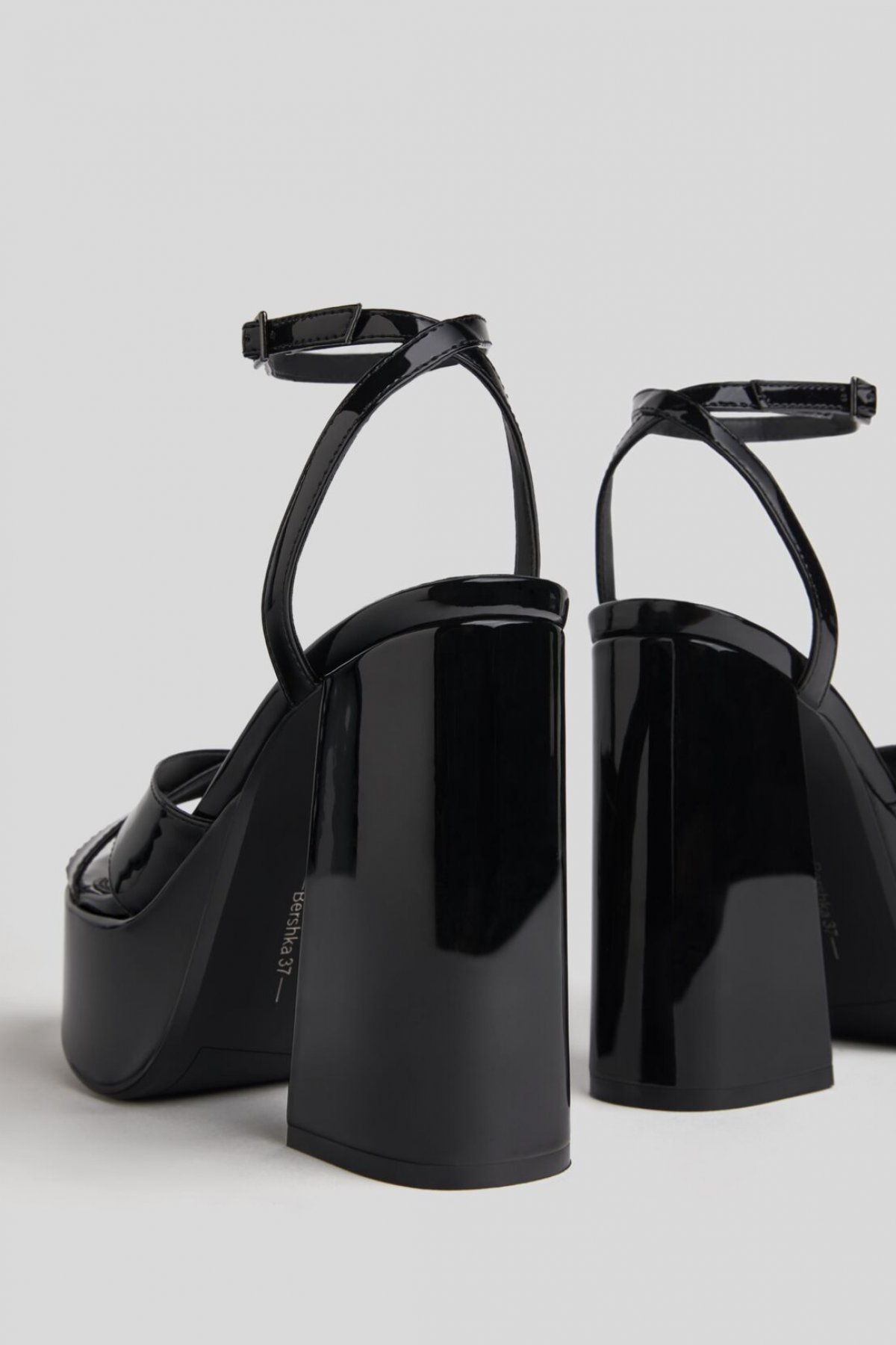 Bershka Siyah Platform Topuklu Sandalet. Bershka Siyah Platform Topuklu Sandalet.