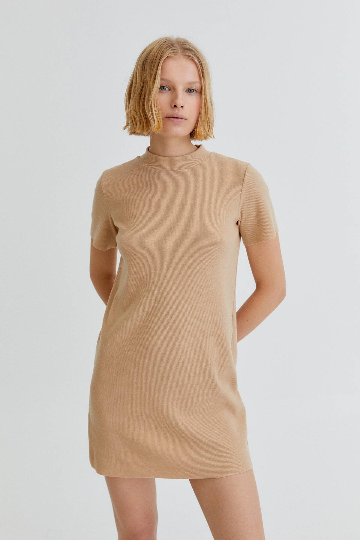 Pull & Bear Kavruk Dik Yaka Kısa Kollu Mini Elbise Pull & Bear Kavruk Dik Yaka Kısa Kollu Mini Elbise