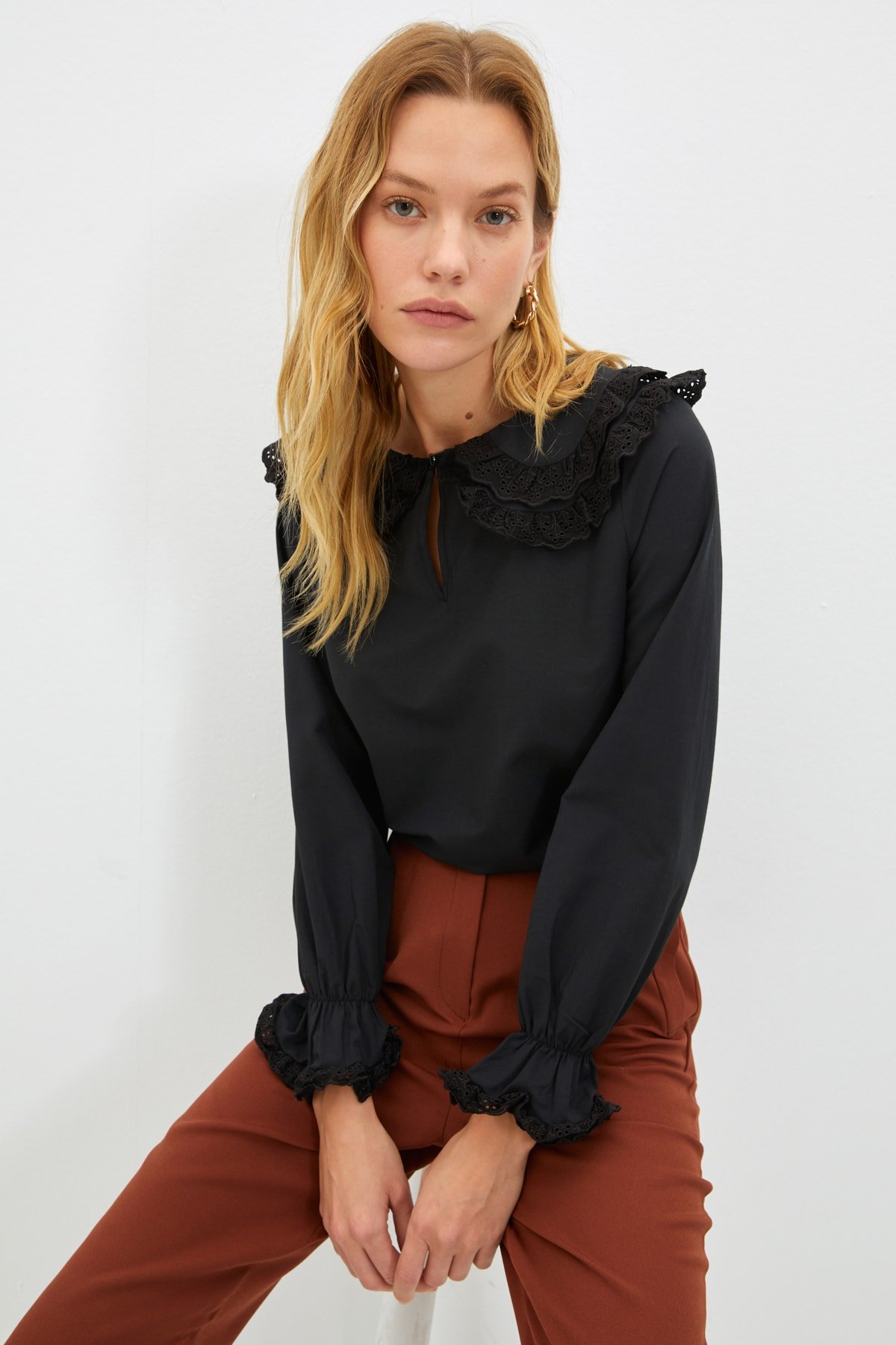 Trendyolmilla Siyah Yaka Detaylı Bluz Trendyolmilla Siyah Yaka Detaylı Bluz