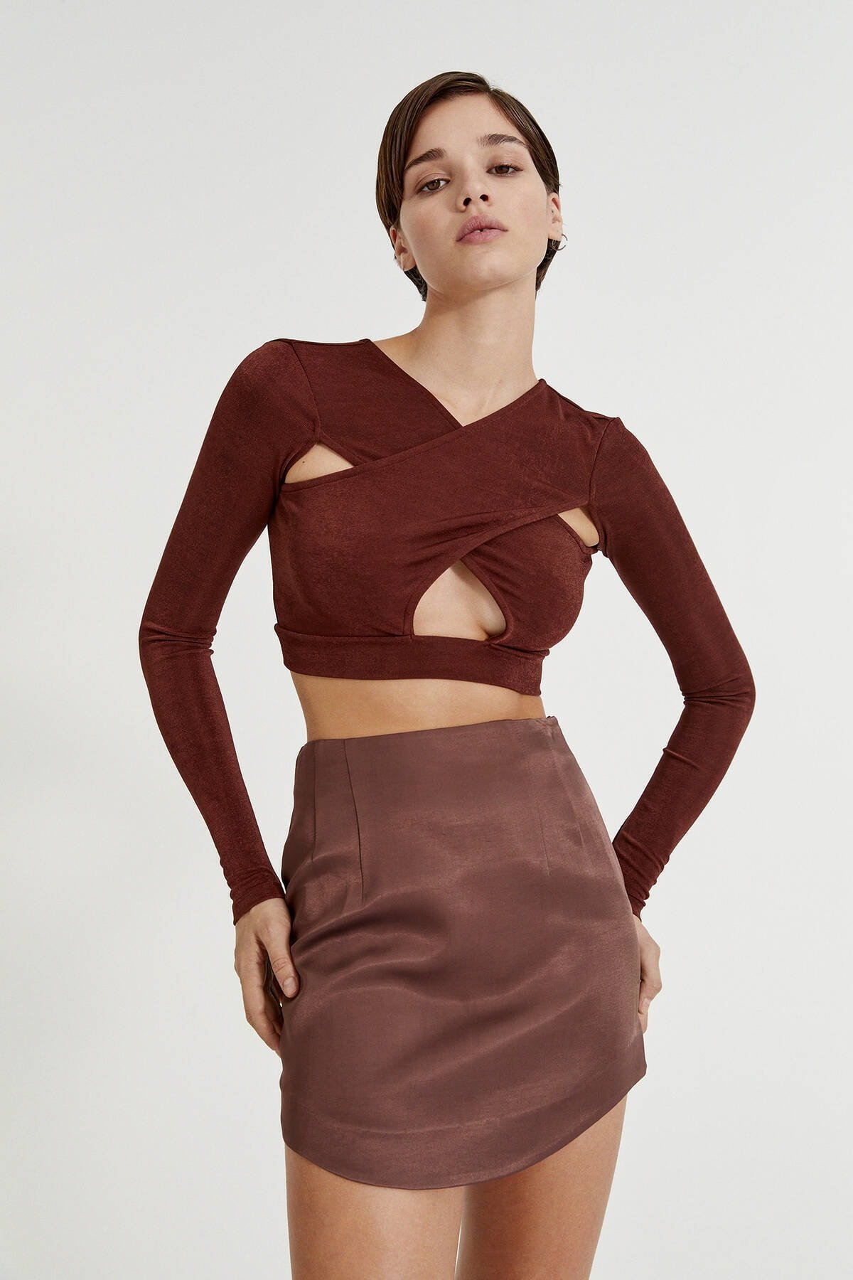 Pull & Bear Kahverengi Asimetrik Kenarlı Saten Mini Etek Pull & Bear Kahverengi Asimetrik Kenarlı Saten Mini Etek